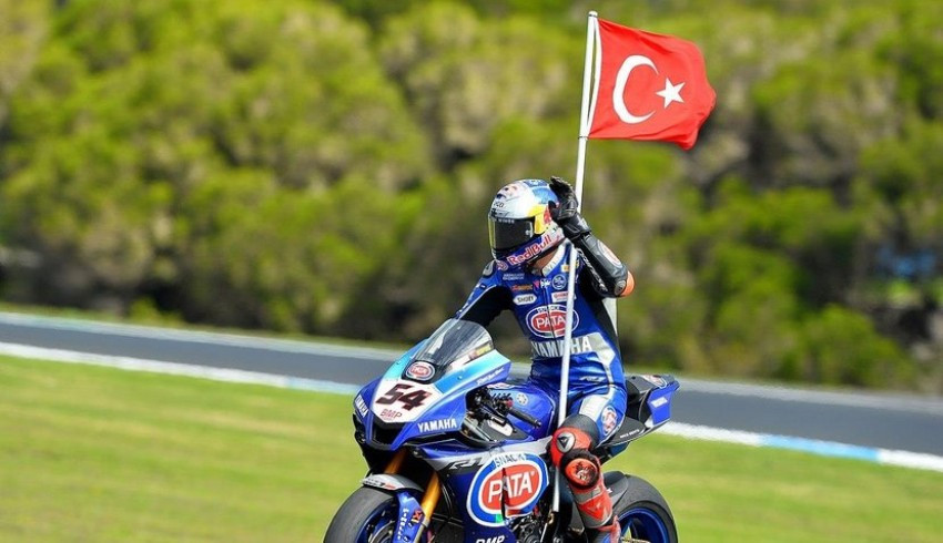 Milli motosikletçi Toprak Razgatlıoğlu, İtalya'da 3. oldu