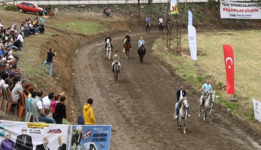 Rahvan At Yarışları Festivali renkli görüntülere sahne oldu