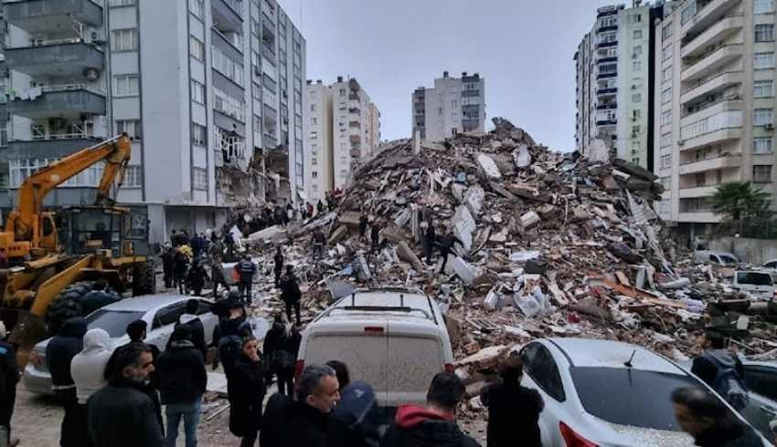 Adana da depremde 14 katlı bina bu hale geldi