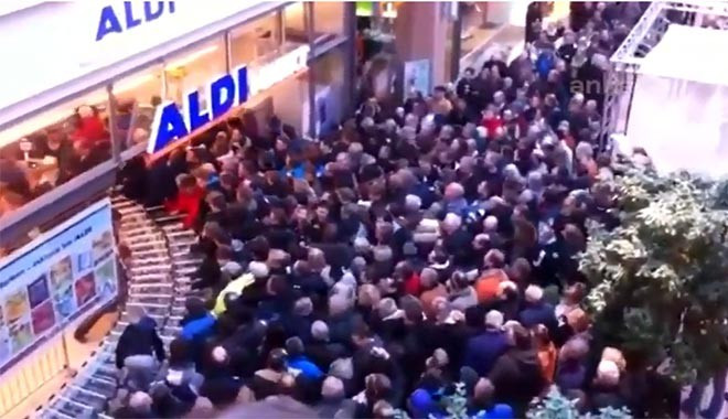 Almanyada büyük panik! Halk marketlere saldırdı