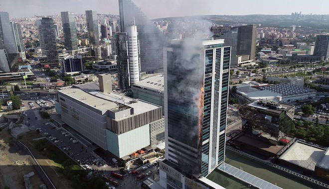 Ankara da korkutan yangın! 30 katlı Via Tower cayır cayır yandı