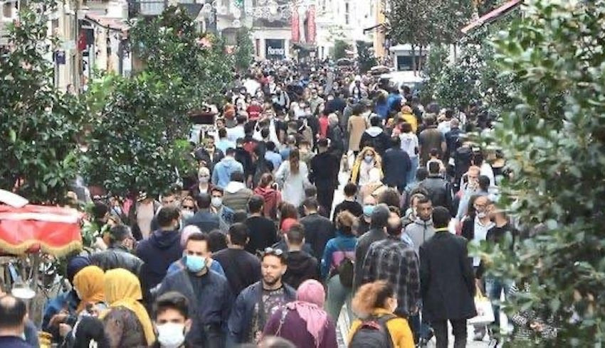 Bakan Koca dan İstiklal Caddesi mesajı: Bu kalabalığa sağlam giren hasta çıkar