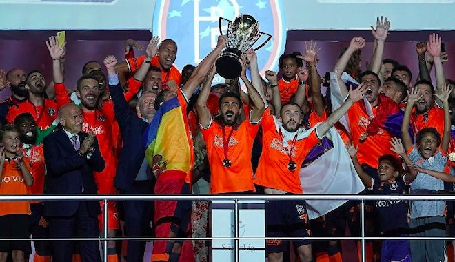 Başakşehir şampiyonluk kupasını aldı, Erdoğan ın giydiği 12 numaralı forma emekli edildi