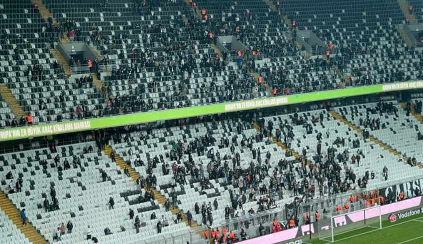 Beşiktaş ta şok protesto! Taraftar stadı terk etmedi