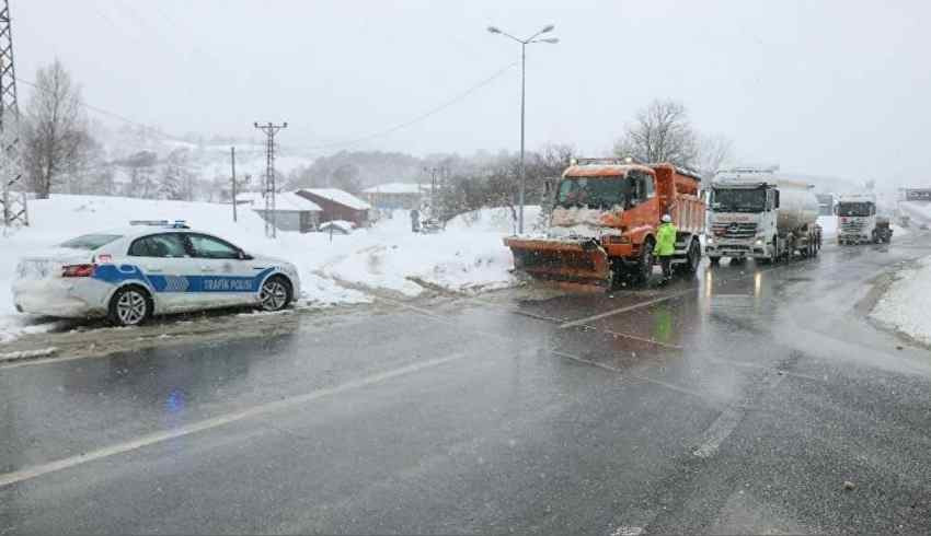 Bolu Dağı nda ulaşıma kar engeli: Anadolu Otoyolu ve D-100 karayolu, tüm araçlara kapatıldı