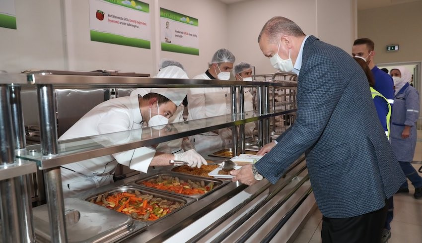 Cumhurbaşkanı Erdoğan tabldot sırasına girdi, işçilerle iftar yaptı