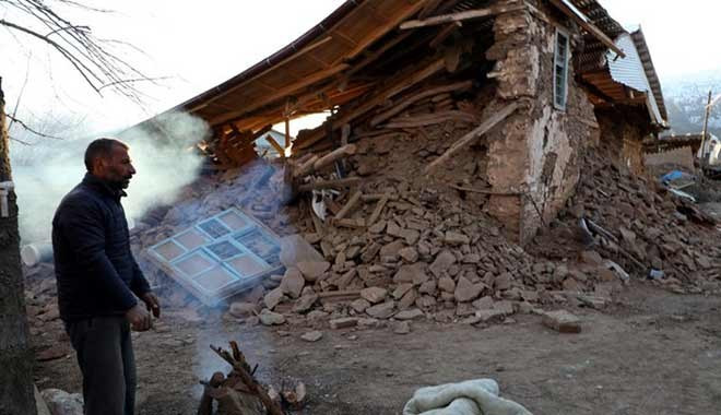 Elazığ depreminde bir köy tamamen yıkıldı, 2 kişi hayatını kaybetti