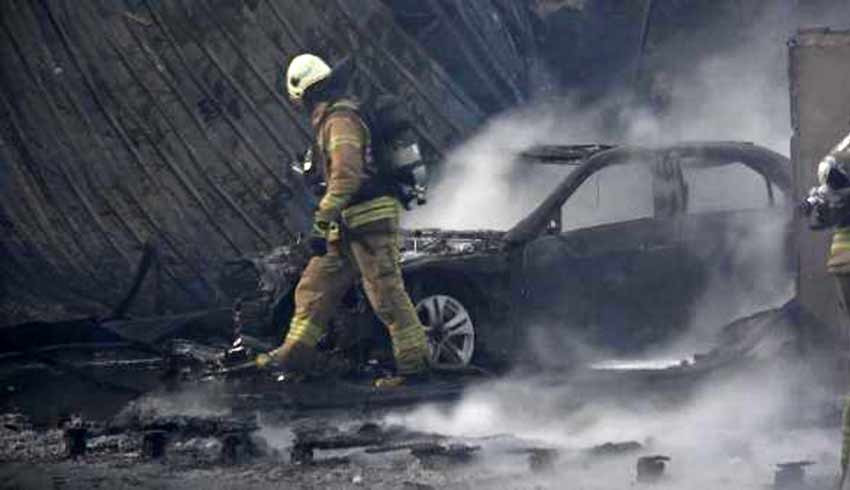 Fabrikada yangın: 3 lüks araç küle döndü