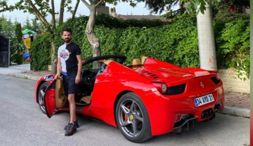 Faizsiz ev satarken, Ferrari ile boy gösterdi!