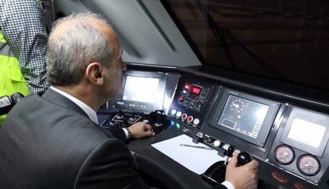 Ulaştırma Bakanı Turhan, Ankara-Sivas YHT hattında ilk test sürüşünü yaptı