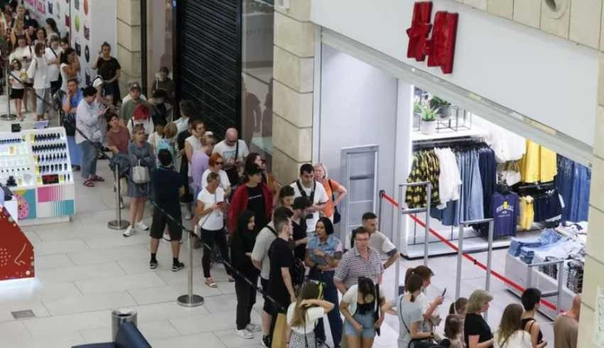 İsveçli H&M de Rusya’dan çıkıyor: Mağazaların önünde ‘kapanıyoruz’ kuyruğu
