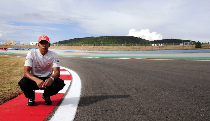 Lewis Hamilton, İstanbul Park ta asfaltı ağlattı