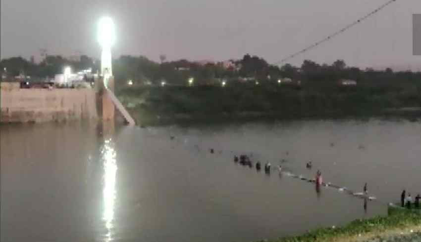 Hindistan da köprü çöktü, 91 kişi hayatını kaybetti