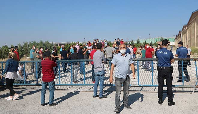İplik fabrikası işçilerinden protesto: 8 işçi, haklarını istedikleri için işten ücretsiz izne çıkarıldı