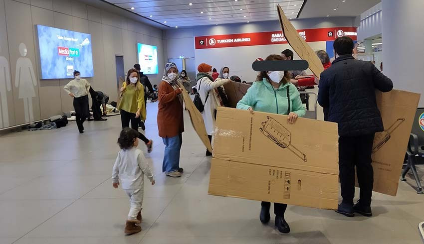 İstanbul Havalimanı nda mahsur kalan yolculara yatmaları için karton dağıtıldı