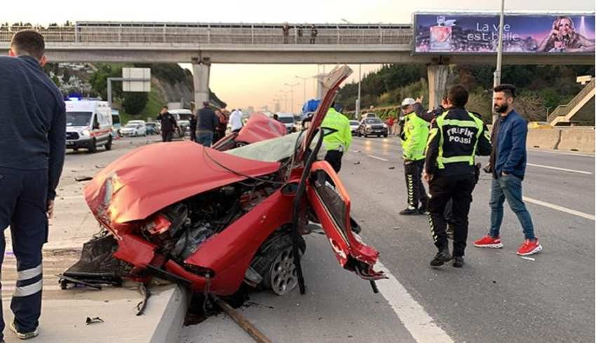 İstanbul da korkunç kaza: Otomobil ikiye bölündü; 1 ağır yaralı