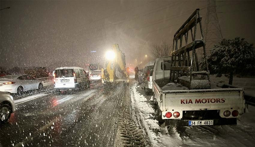 İstanbul da özel araçların trafiğe çıkışı yasaklandı!