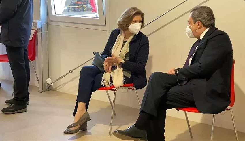 İtalya başbakanı ve eşi, Covid-19 aşısı için sıra beklerken görüntülendi