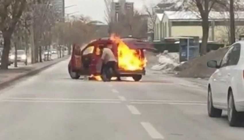 Konyalı vatandaş yol ortasında aracını ateşe verdi!