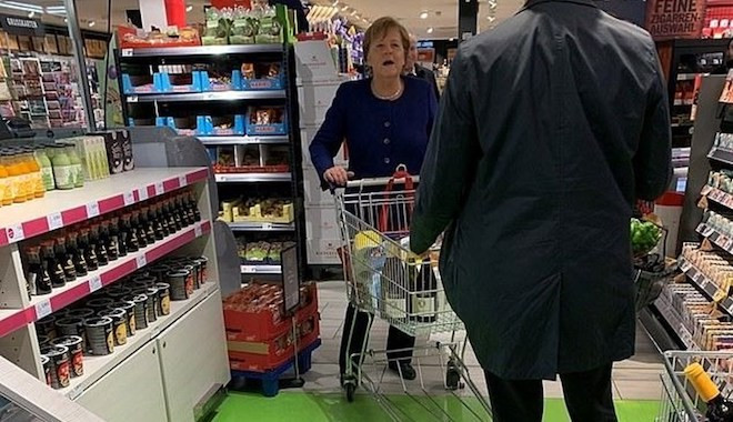 Merkel klasik mavi ceketiyle market alışverişinde: Birkaç parça ürün aldığı sepetine 4 şişe şarap ekledi