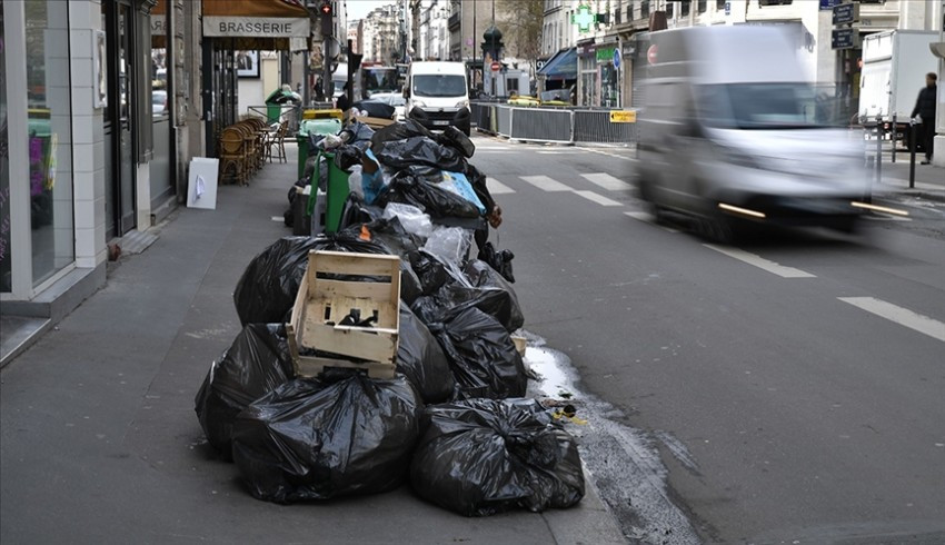Parisli kanalizasyon işçileri greve giderse… Ölü fare yığdılar