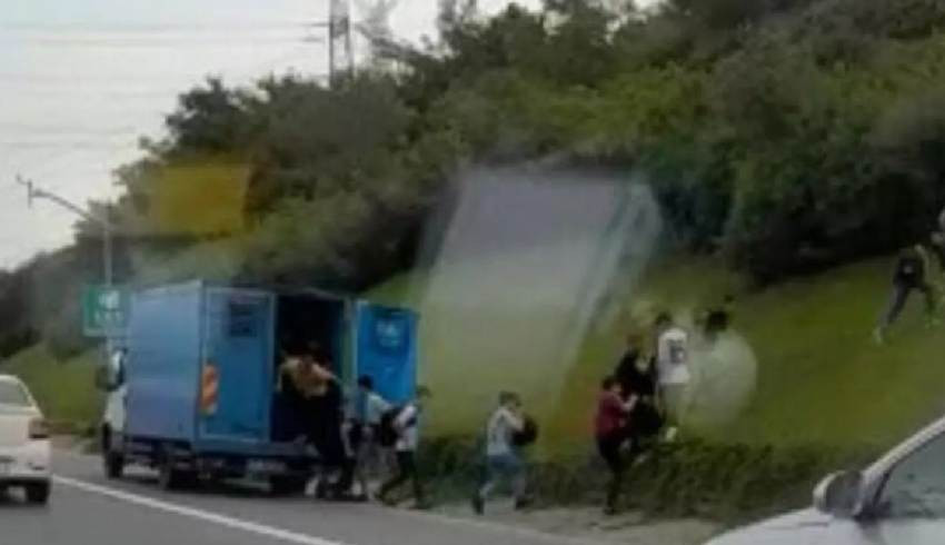 TEM de kamyonet bozuldu, kaçak göçmenler koşarak kaçtı