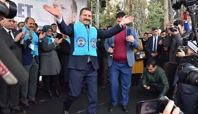 Taraftarlar AK Partili Belediye Başkanı Yücel Yılmaz ı Erdoğan a şikayet etti: Verdiği sözleri tutmuyor