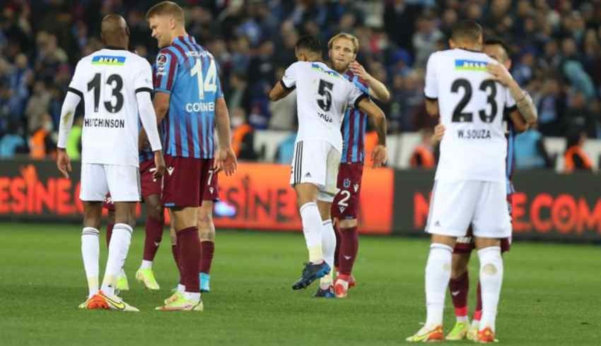 Trabzonspor-Beşiktaş maçında iki gol, kaçan penaltı, bir kırmızı kart
