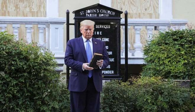 Trump’tan flaş hamle: Önce biber gazı sıktırdı sonra İncil le poz verdi
