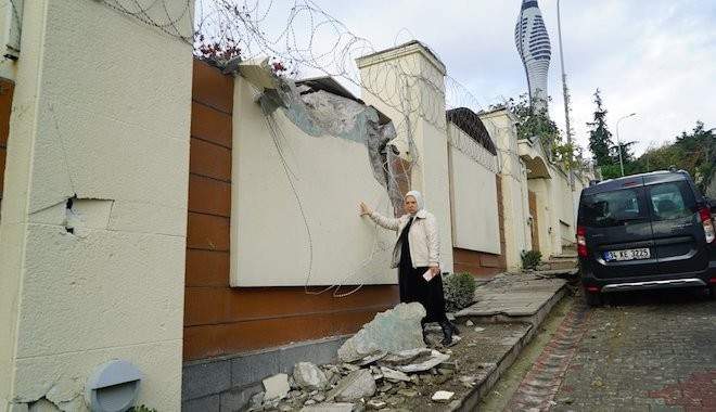 Türkiye bu ayıbı konuşacak! Üsküdar Belediyesi, merhum Kemal Unakıtan ın eşi Ahsen i tartakladı, evini yıktı
