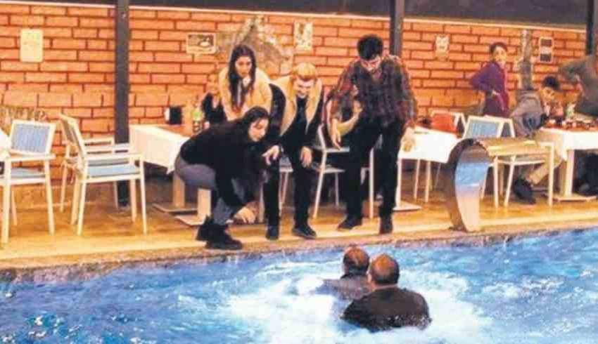 Ünlü sanatçı yardım konseri verirken havuza düştü!