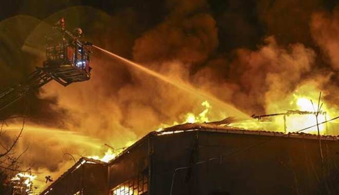 Yılın son günü İstanbul da iki fabrikada yangını
