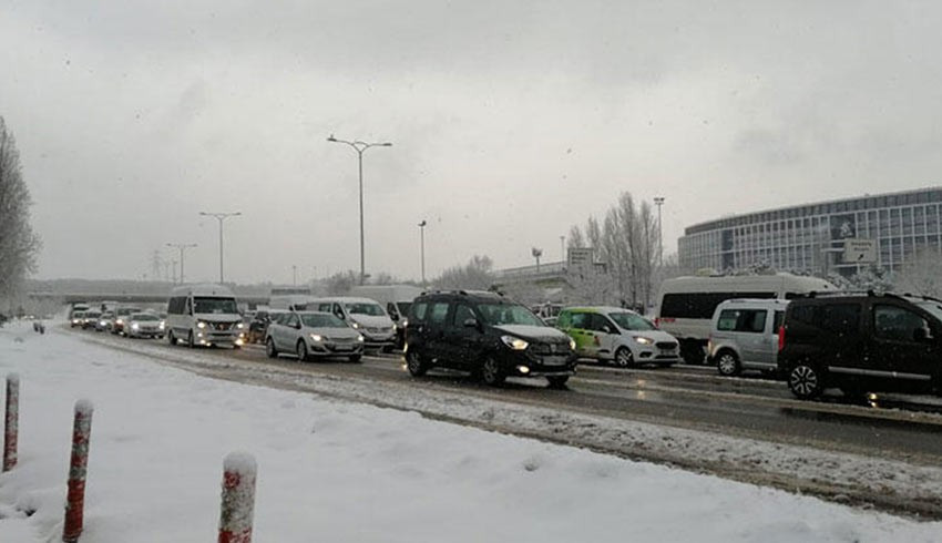 Yollar kapandı! Kar İstanbul u esir aldı