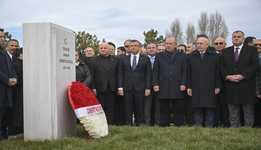 CHP Genel Başkanı Özel, Deniz Baykal ı mezarı başında andı