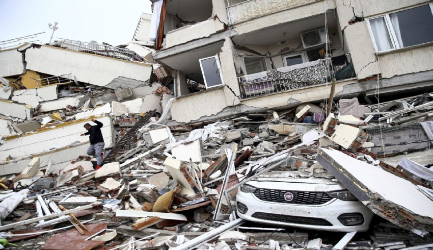 Depremde yıkılan binanın 3 sahibine  kolon kesme  iddiasından  olası kastla öldürme  davası