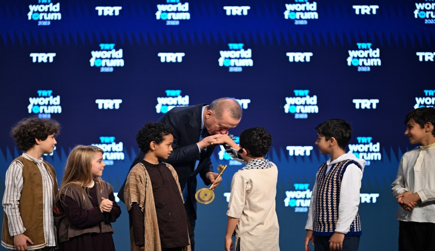 Başkan Erdoğan barış anahtarı veren çocukların ellerini öptü