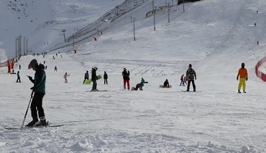 Sezonu açan Palandöken ilk günden kayakseverlerle doldu