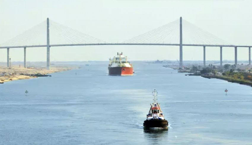Süveyş Kanalı nda kargo gemisi köprüye çarptı