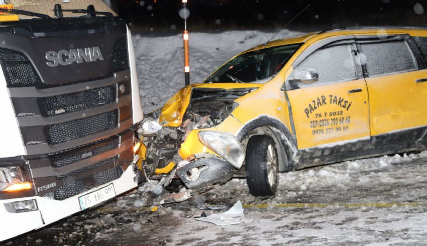 Taksi ile tır çarpıştı: 1 kişi öldü, 3 kişi yaralandı