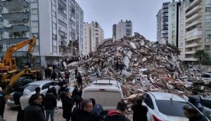 Adana'da depremde 14 katlı bina bu hale geldi