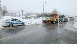 Bolu Dağı'nda ulaşıma kar engeli: Anadolu Otoyolu ve D-100 karayolu, tüm araçlara kapatıldı