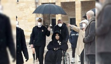 Bülent Ersoy'un Anıtkabir ziyaretinde Türk askerinin şemsiye tutmasına tepki yağdı