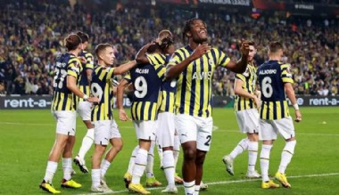 Fenerbahçe, AEK'yı devirde grupta liderliğe yükseldi