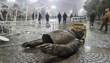 Kazakistan karıştı! Nazarbayev'in heykeli yıkıldı, 8 kişi hayatını kaybetti