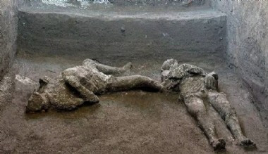Pompei'de hasara uğramamış küllerle kaplı 2 insan bedeni bulundu