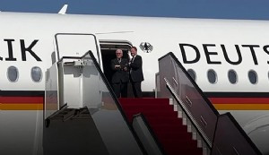 Almanya Cumhurbaşkanı Katar'da karşılamayı uçak kapısında bekledi